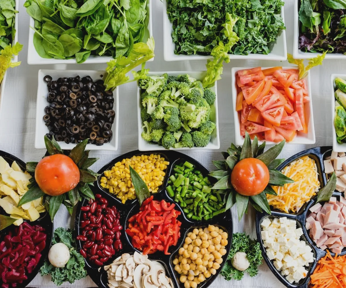 Mesa vista de cima com uma seleção colorida de vegetais e ingredientes naturais