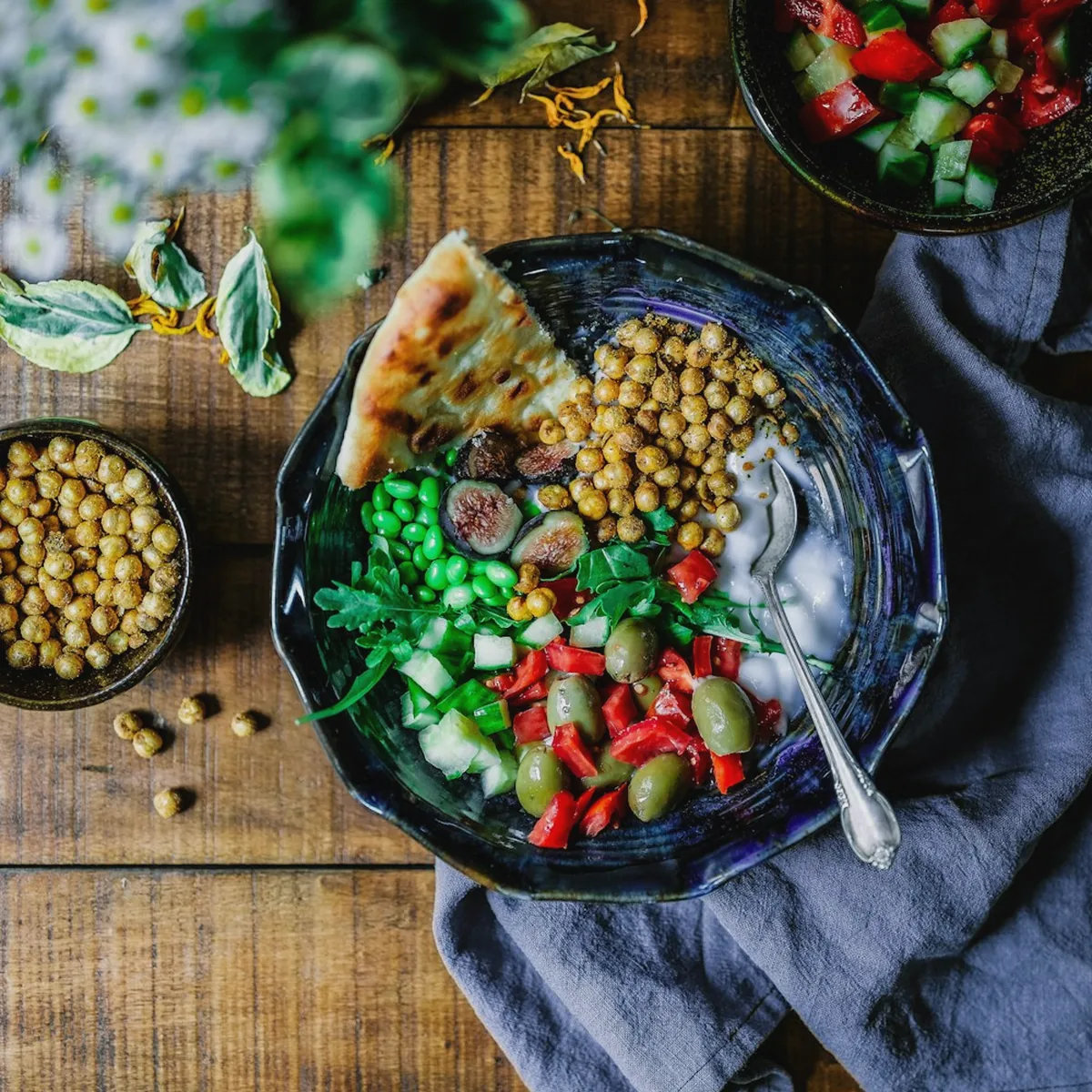 Refeição colorida com grão-de-bico, legumes e folhas